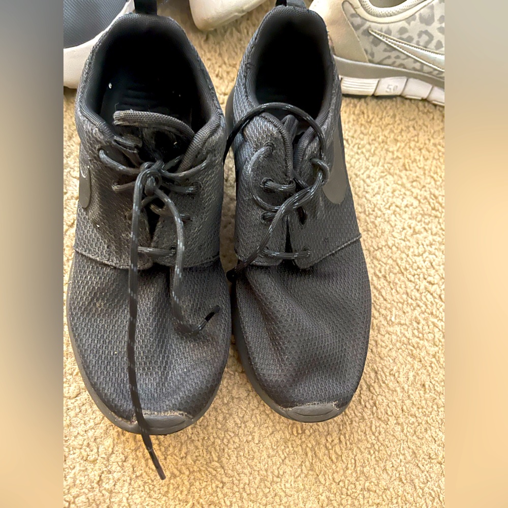 Nike Roshes sz 7.5 women's all black